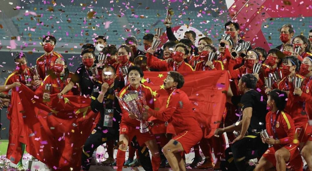 4月，在杉并区内开设个人事务所二马力